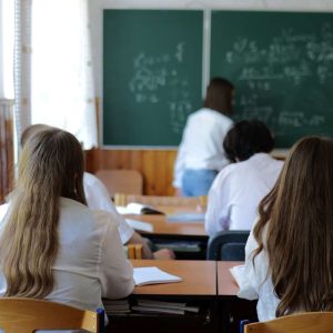 Profesorii nu vor mai veni la școală în vacanțe, iar catalogul electronic devine obligatoriu. Măsuri de debirocratizare în educație