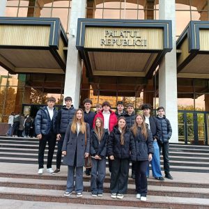 Astăzi, în joia mare, ne bucurăm pentru grupul de elevi ai clasei a 9-a, premiați în cadrul concursului ecologic municipal „ ECO COOL”