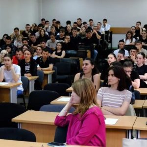 Circa 1000 de observatori externi vor supraveghea examenele de gimnaziu: revine campania „Fii ONEST, nu copia!”