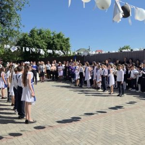 Ultimul sunet 2026. Flori, zâmbete, emoții. Vacanță plăcută tuturor